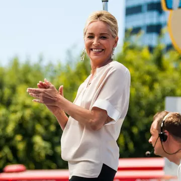 Arată fantastic la 56 de ani! Cum se întreţine Sharon Stone