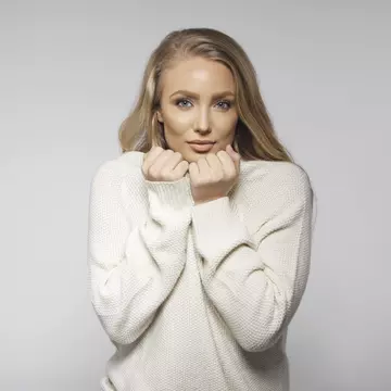 Must-have-ul toamnei: puloverul oversized. Cum să îl porți