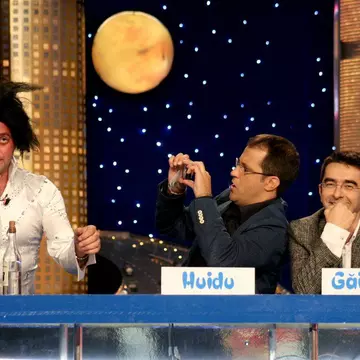 Ghici cine vine la Cronică!? Cine va prezenta emisiunea în locul lui Găinuşă şi Dezbrăcatu'