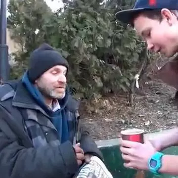 I-a cerut cafeaua unui om fără adăpost. Clipul e acum viral pe internet
