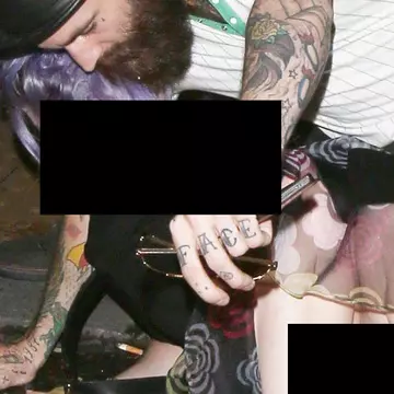 Dezgust total! Super vedetă beată-ruptă şi căzută pe jos, cu zonele intime la vedere! 