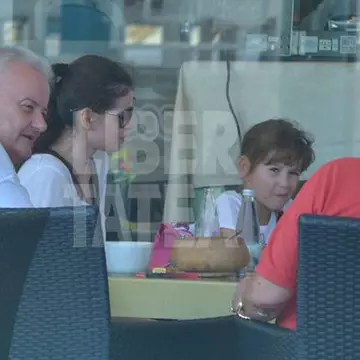 Monica Gabor și-a copleșit fetița cu săruturi la masă