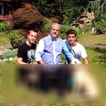 Adrian Năstase, poză de familie in curtea de la Cornu. Detaliul stanjenitor care le-a scapat