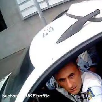 Lecţia pe care le-a dat-o un biciclist unor poliţişti care parcaseră neregulamentar şi stăteau pe... Facebook | Video