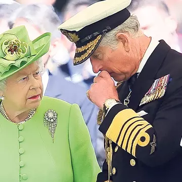 Regina Marii Britanii o vrea cât mai departe de familia ei pe Camilla Parker-Bowles!