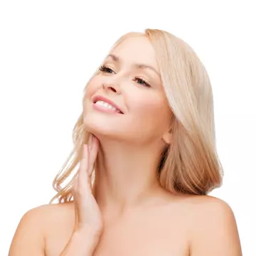 Ai avut o noapte pasională? Cum scapi de semnele de pe gât