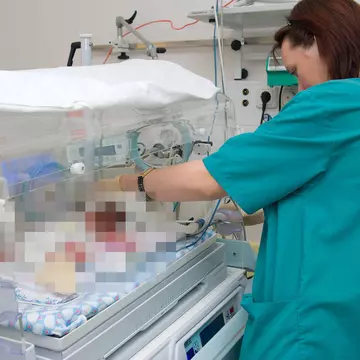 Un bebeluş s-a născut cu o coadă de 12 centimetri