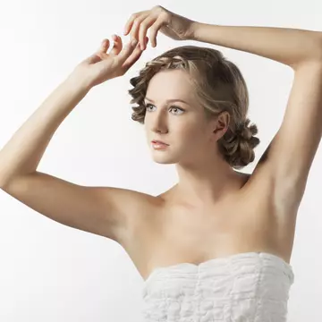 4 modele de bluze care îți vor subția brațele. Le găsești în magazine!