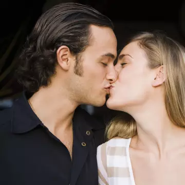 5 stiluri de sărut pe care femeile nu le suportă