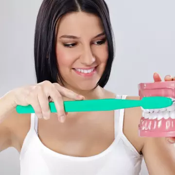 Ce greşeli faci când te speli pe dinţi