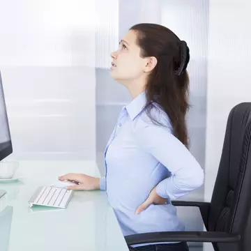 Cum să previi durerea de spate provocată de statul la birou