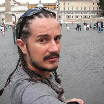 Vă mai aduceţi aminte de Frankfurt din Vacanţa Mare? Zici că-i pensionar, dar are doar 41 de ani!