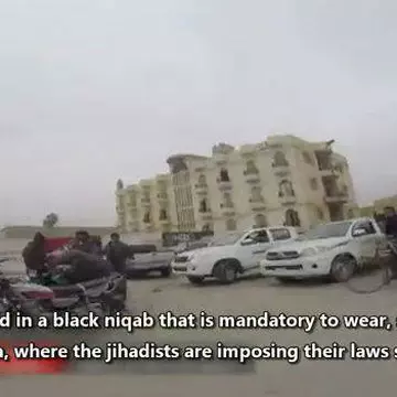Cu o cămeră ascunsă sub văl, o femeie a filmat ororile făcute de Statul Islamic