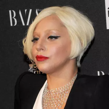 Lady Gaga, în costum de baie! Poziţia în care a stat a lăsat la vedere exact ce nu trebuia! Galerie foto incendiară