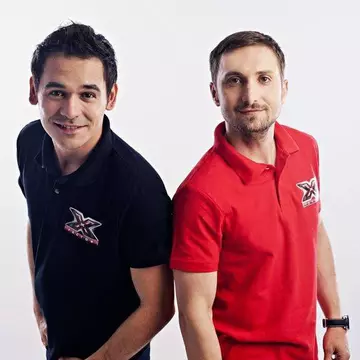 Răzvan şi Dani au fost daţi jos din avion cu poliţia