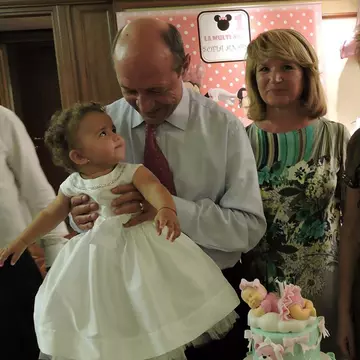 Elena Băsescu i-a tăiat moţul fetiţei. Ce a ales de pe tavă Sofia Anais | Foto