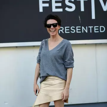 Gri este noul negru. Vezi cum să porți această culoare