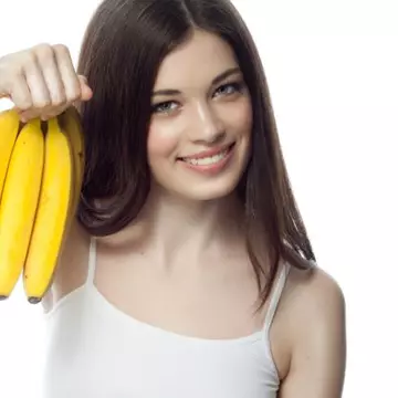 Cum să-ţi albeşti natural dinţii, cu ajutorul fructelor