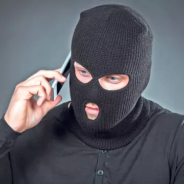 Escrocii îţi ascultă telefonul! Au trecut de la metoda "Accidentul" la noua generaţie. Cum vă daţi seama dacă sunteţi "interceptaţi"