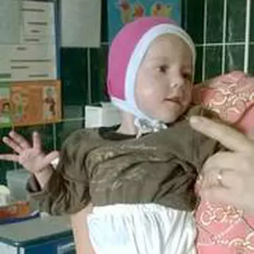 Povestea cutremurătoare a fetiţei din Iaşi hrănite doar cu apă şi pufuleţi, în presa britanică. Ce se întâmplă acum cu micuţa este de neimaginat
