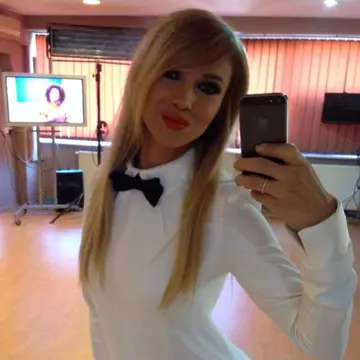Ce transformare! Cum arată Lora roșcată! Ție îți place cum îi stă?