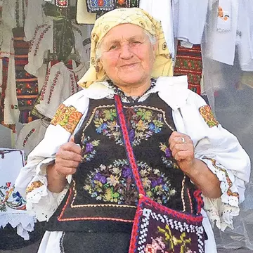 Mămăiţa asta face cele mai tari opinci | Bistriţeanca de 77 de ani a învăţat meserie de la răposatul ei soţ