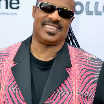 Stevie Wonder va deveni tată de tripleţi la 64 de ani