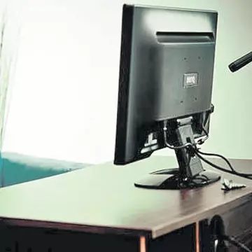 Confesiunile unei videochatiste. Claudia câştigă mii de euro de la tastatura calculatorului