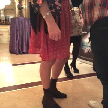 Gafă de proporţii! Doamna asta a apărut neepilată pe mâini şi pe picioare! Nu o să crezi cine e ea, de fapt | Foto