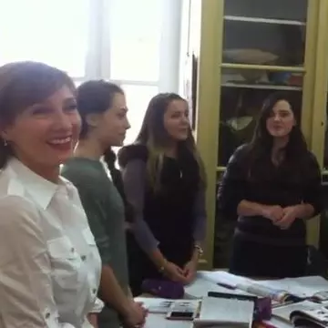Moment istoric! Cum au primit-o elevii pe viitoarea primă doamnă a României la o zi după alegeri! | Video