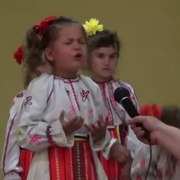 Cum recită o fetiţă poezia ”Ce-ți doresc eu ție, dulce Românie!” VIDEO