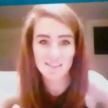 Dumnezeule, toţi au văzut-o aşa! Ce se întâmplă când colega de cameră nu știe că transmiţi imaginile live pe Skype
