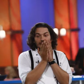 E însurat şi foarte amorezat, dar femeile tot sar pe el! Chef Florin Dumitrescu a rămas mască după ce o concurentă i-a făcut asta!