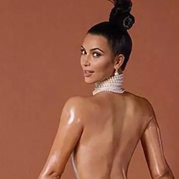 De asta e celebră Kim Kardashian! Aşa arată fundul care a înnebunit toată planeta!