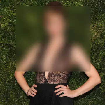 S-a vrut sexy, dar e horror! Sânii fleşcăiţi și sfârcurile la vedere!