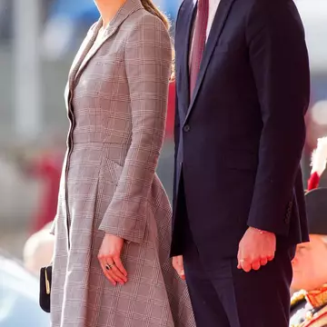Şi-a băgat Regina coada!!! Kate Middleton şi Prinţul William au…                                              