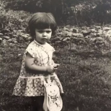 Aşa arăta când era de o şchioapă! Acum o vezi zi de zi la tv! E una dintre cele mai tari prezentatoare!