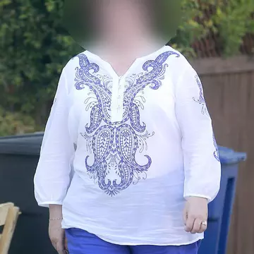Cântăreaţa de 53 de ani care nu a fost niciodată sărutată are un iubit
