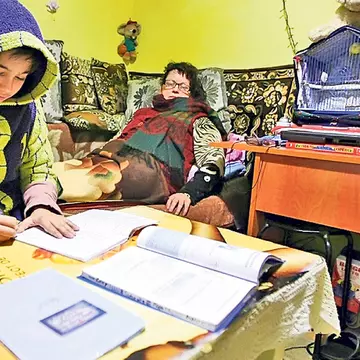 Sărăcia i-a furat copilăria! La 11 ani, viaţa lui Costi este o continuă luptă pentru supravieţuire 
