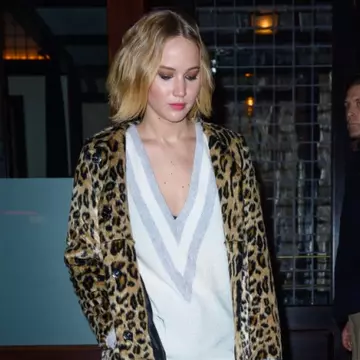 Îmbracă-te precum Jennifer Lawrence