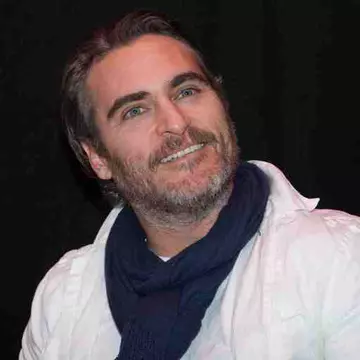 Actorul Joaquin Phoenix s-a logodit. Cine este iubita lui