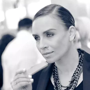Cum să faci un demachiant ieftin acasă. Te învaţă Adina Halas