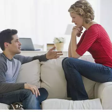 Uite cât rezistă un bărbat să își asculte soția, în timpul unei discuții, desigur, importante 