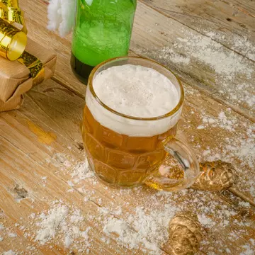 Cina de Anul Nou? Savurăm o bere alături de prieteni
