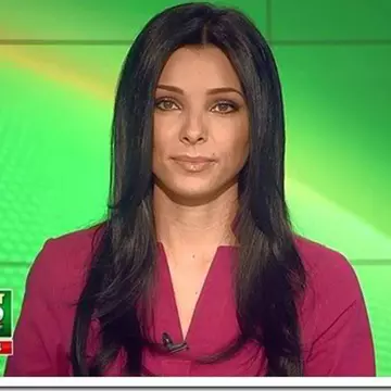 Uite ce ascunde Corina Caragea sub pupitrul ştirilor!
