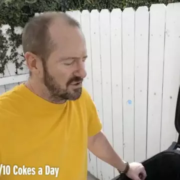 A băut 10 cutii de Cola zilnic, timp de o lună! Ce s-a întâmplat după este uluitor! Video