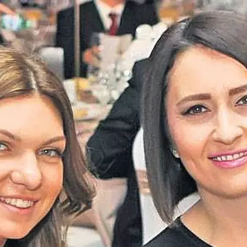 Halep are nevoie urgentă de stilist! Uite cum s-a îmbrăcat la un eveniment caritabil