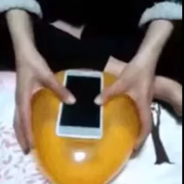 Trebuie să încerci asta! Cum faci husă pentru telefon, dintr-un... balon! Video