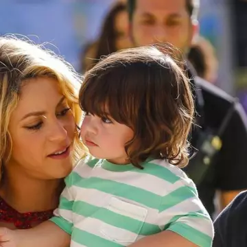Shakira vorbește cu băiețelul ei în şapte limbi