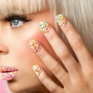 Cum să-ţi faci modele de unghii confetti acasă